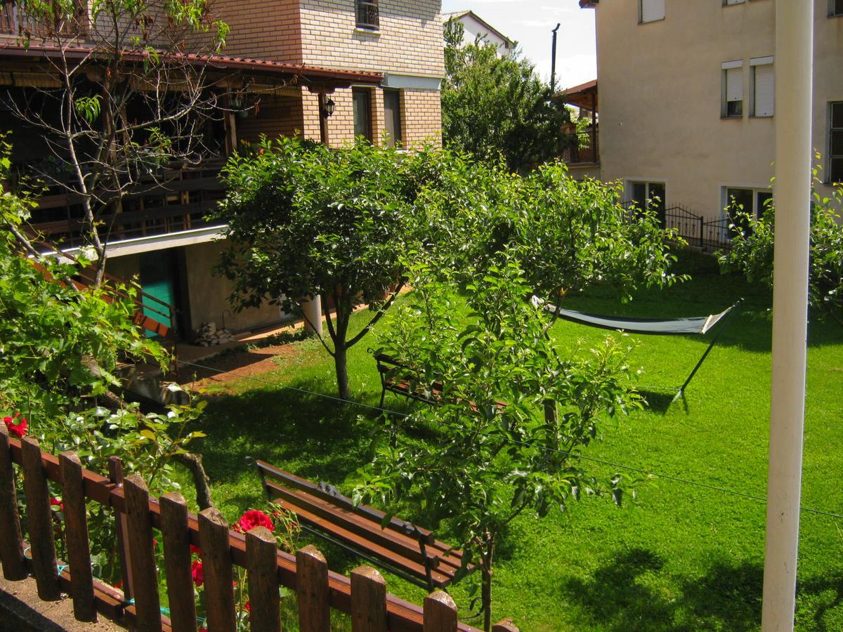 Risto'S Guest House Elshani Exterior foto